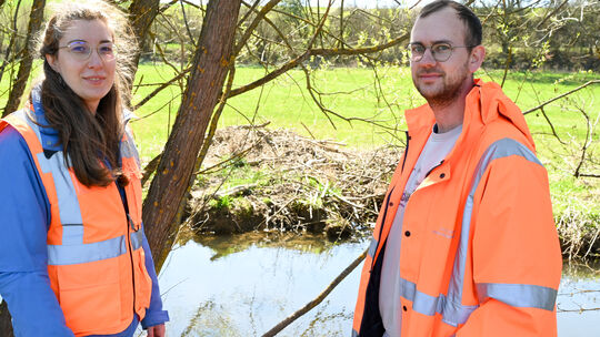Michaela Endres und Florian Rech von der Unteren Naturschutzbehörde der Kreisverwaltung Rhein-Hunsrück berichten, wie es den Bib