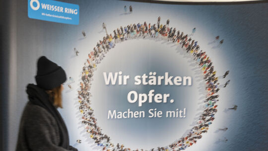 "Wir stärken Opfer. Machen Sie mit" steht an einer Wand in der Bundesgeschäftsstelle des Weißen Ring e.V. in Mainz, gemeinnützig