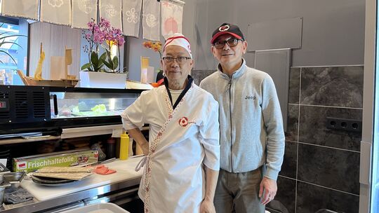 Die beiden Inhaber in der Sushiküche im neuen Restaurant Sushi Sun in der Mannheimer Straße.