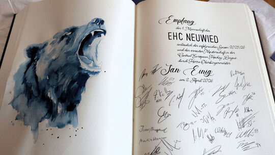 Noch druckfrisch: Die Bären als frischgebackener CEHL-Meister haben sich im Gästebuch der Stadt Neuwied verewigt.