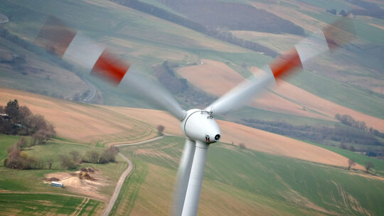 In Rheinland-Pfalz müssen Windräder 900 Meter von Wohngebieten entfernt sein, in Nordrhein-Westfalen gelten andere Regeln.