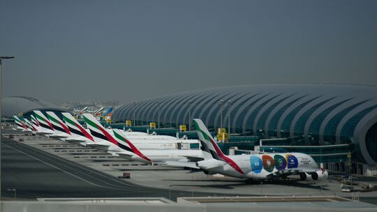 Emirates-Flugzeuge werden nach der Schließung des Dubai International Airport vor mehreren Wochen geparkt.