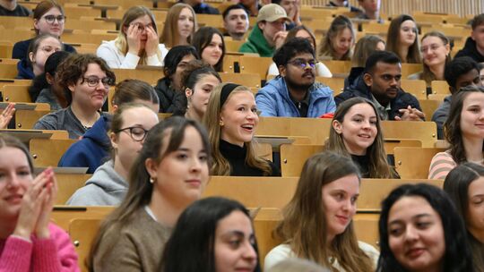 Im Auditorium Maximum kamen die neuen Erstsemester zusammen.