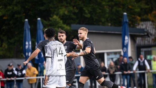 Obwohl Manuel Rott (rechts) im Hinspiel beim SV Eintracht Mendig (hier mit Dama Kanoute) gleich doppelt traf, reichte es am Ende
