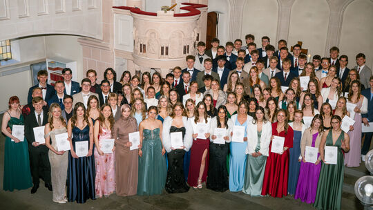 Große Freude beim Abijahrgang 2026 des Martin-Butzer-Gymnasiums Dierdorf: Es gab auch viele Ehrungen zu feiern.