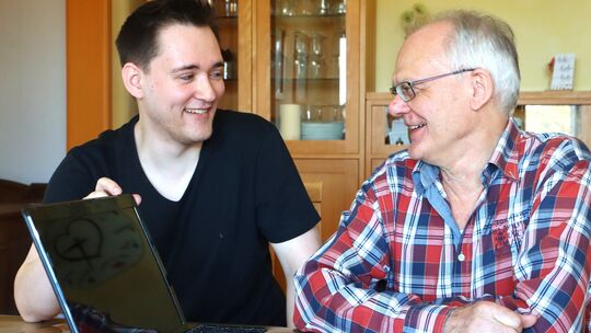 Robert Eckes und Sohn Tim aus Wallhausen sind als spontane Computerprofis im Naheland unterwegs. Auch für die neue Praxis von Är
