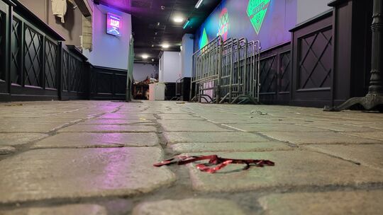 Überall findet man noch immer Konfetti auf dem Boden der Nachtarena.