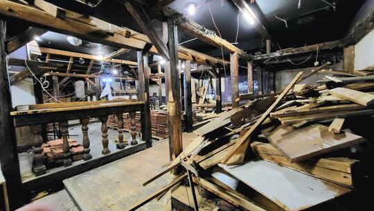 Der Abbau des Stadls im hinteren Clubbereich läuft.