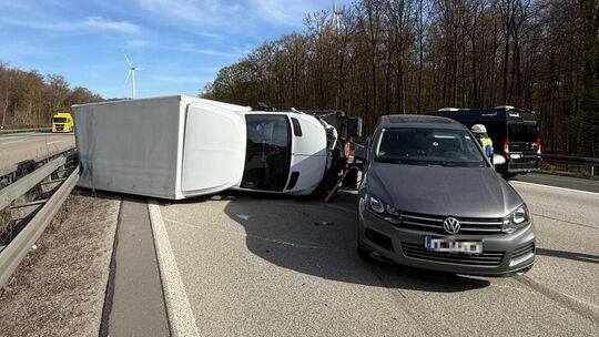 Auslöser des Unfalls auf der A3 war dieses in Österreich gemeldete Gespann. Als Folge war der stockende Verkehrsfluss bis nach M