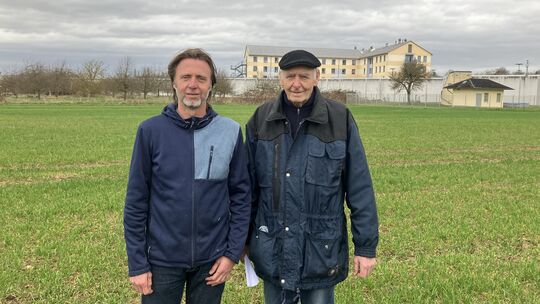 Klaus und Adolf Langschied (von links) auf der Ackerfläche, die sie dieses Jahr vermutlich zum letzten Mal bewirtschaften werden