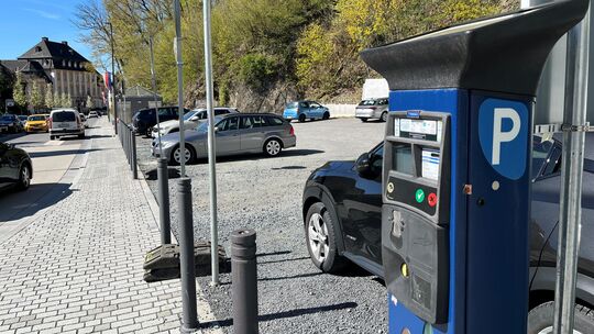 Mittlerweile kann am Montabaurer Schlossberg gebührenpflichtig, aber legal geparkt werden. Das war in der Vergangenheit anders.