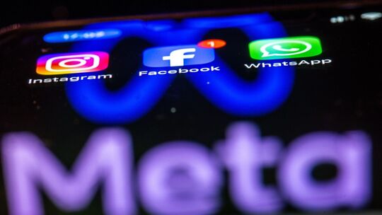 Die Apps Instagram, Facebook und WhatsApp auf einem Handy