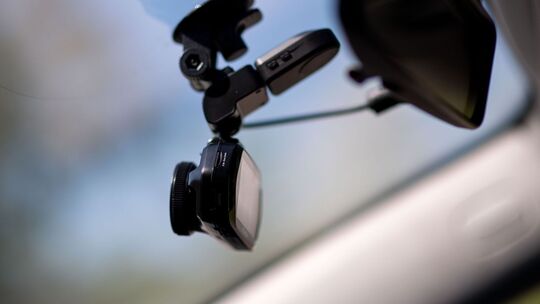 Eine Dashcam ist in einem Polizeiauto zu sehen