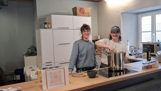 Danielle Schulz (links) hat das „Hobbylabor" ins Leben gerufen. Jan Steduto macht eine Ausbildung zum Erzieher und kocht mit den