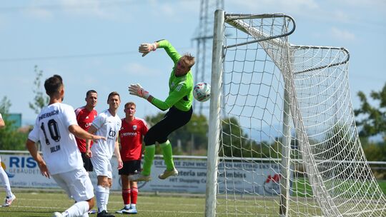 Beim Heimspiel gegen Arzfeld Anfang August absolvierte Daniel Neunheuser (weißes Trikot, schaut dem Ball hinterher) eins seiner