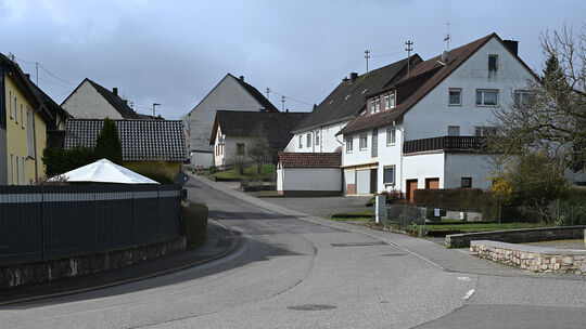Die Reichenbacher nennen den Kreuzungsbereich, wo Hauptstraße, "Auf dem Schoss" und "Auf Schulhöh" aufeinandertreffen Kreuzweg.