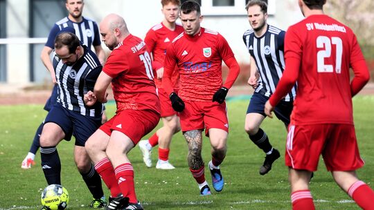 Der VfL Wied Niederbieber (blaue Trikots) ist am Wochenende in einem Derby beim VfL Oberbieber gefordert, während es der SV Rhei