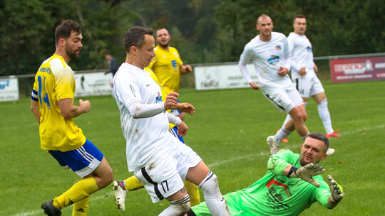 Schwere Aufgaben für das sieglose Schlusslicht SG Auderath (in Gelb, links mit Luis Peter und Torwart Sergej Borger) und den Tab