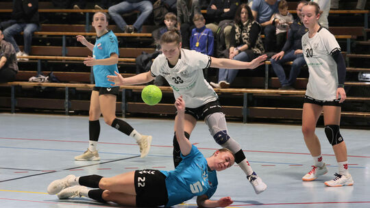 Die Handballerinnen des TV Welling (Maya Kohlenbeck mit der Nummer 33 und rechts Anna Sauerborn) können wie im Spiel gegen Enger
