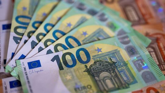 Bargeld auf einem Tisch (Symbolbild)