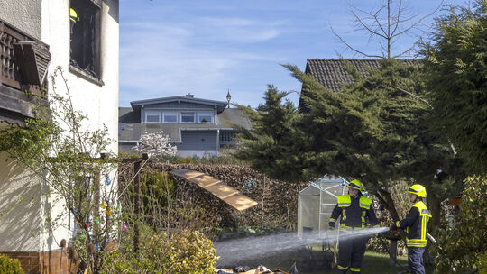 Der Gebäudebrand im Erlenweg forderte den Einsatz von 75 Einsatzkräften. Jetzt steht die Brandursache fest.