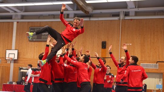 Freude in Koblenz: Die KTV Koblenz um Trainer Ralf Schall (in der Luft) darf nach über 40 Jahren wieder einen Wettkampf in der e