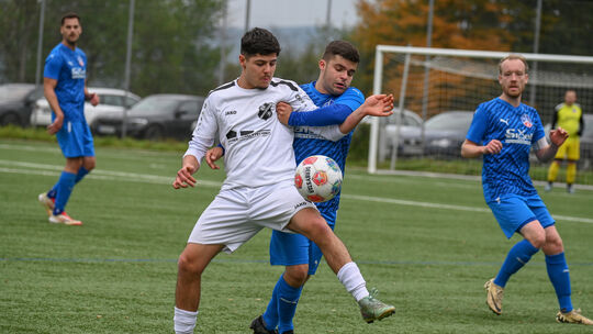 Für die SG Viertäler Oberwesel II um Alex Fuster (in Weiß) steht in Oberwesel am Sonntag (12.30 Uhr) das letzte Derby gegen den