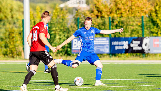 Ob Morshausens Mittelfeld-Ass Tim Rohbeck (in Blau) wie im Hinspiel beim 3:1-Sieg gegen Blankenrath (mit Florian Pörsch) auch im