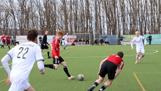 Der frühere katzenelnbogener Rufus Lorch (am Ball) leitet hier einen Angriff seiner TuS Burgschwalbach ein.
