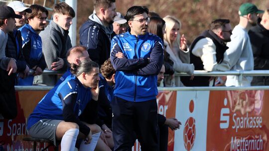 Metternichs Trainer Leo de Sousa (Mitte) trifft am Freitagabend auf seinen Bruder Rafael, der die SG Viertäler Oberwesel trainie
