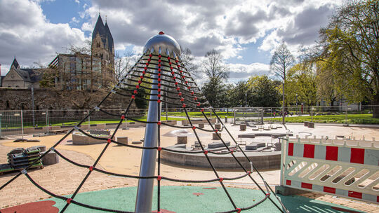 Noch ist der Wasserspielplatz am Deutschen Eck umzäunt, doch in diesem Jahr soll die beliebte Kinderattraktion wieder ihren Betr