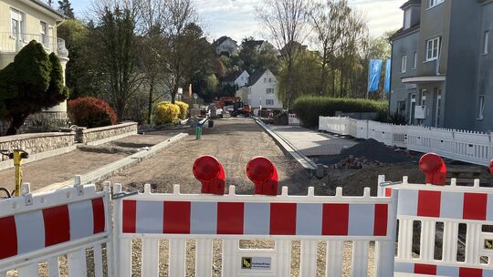 Die Bahnhofstraße in Hahnstätten. Nach immer neuen Verzögerungen scheint jetzt ein Ende der Arbeiten in Sicht.
