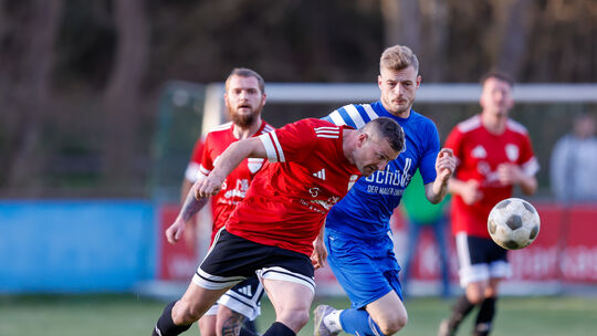 Maximilian Kuhn (in blau) stellte seine Sonderklasse im Spitzenspiel unter Beweis. Der Angreifer des TuS Niederbrombach traf bei