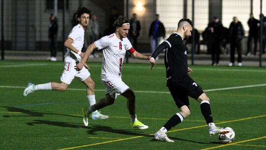 Im Heimspiel gegen die SG 06 Betzdorf (rechts Niklas Spies) zog der FC Kosova Montabaur um Kapitän Altrim Pajaziti Ende Februar