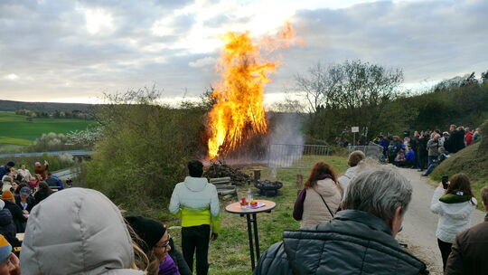 Hoch loderten die Flammen des Osterfeuers in den Weinbergen über Bad Neuenahr.