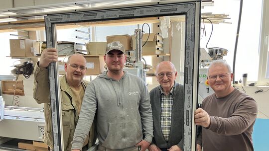 Die Heidrichs (von links): Martin (54) mit Sohn Nils (27), Opa Friedrich (86) und Andreas (57). Gerahmt werden die Handwerker du