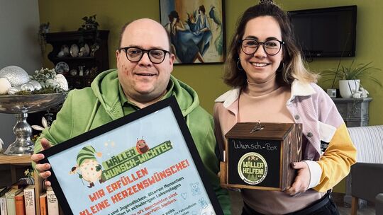 Die Freude über das neue Projekt Wunschwichtel ist groß: Kim Smetan von den Azurit-Einrichtungen im Westerwald nimmt eine der er