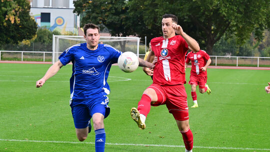 Das Hinspiel gewann der Ahrweiler BC dank zweier Tore von Almir Porca (rotes Trikot) gegen Stephan Schuwerack und seinen SV Laub