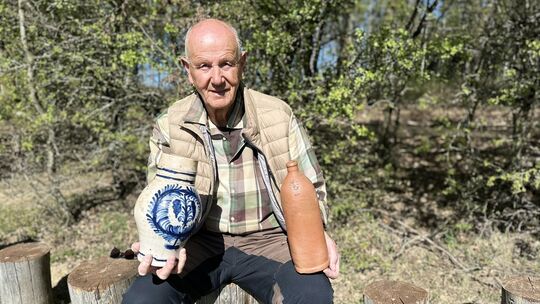 Detlef Groß präsentiert stolz neue Keramikfunde, die 2025 in der Umgebung der Landshube in Ransbach-Baumbach aufgetaucht sind. I