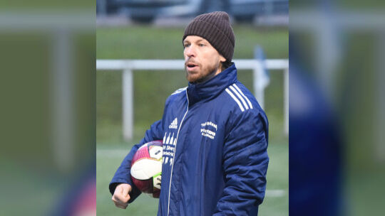 Möchte mit seinem Team den ersten Dreier im Jahr 2026 landen: Tim Hulsey, der Trainer des TuS Hackenheim.