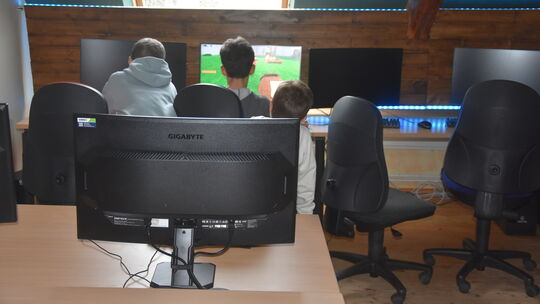 Für den Computerraum im Jugendhaus in Nastätten wurden mit Hilfe des Fördervereins zehn neue Computer angeschafft.