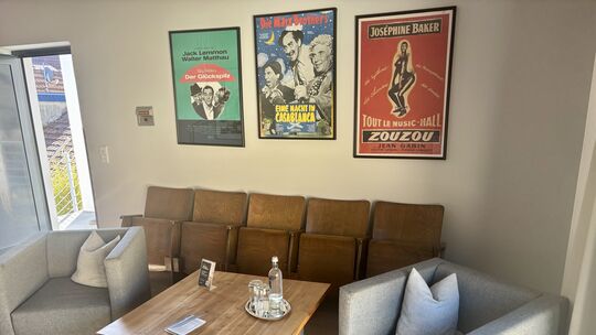 Eines der Hotelzimmer ist dem Kino gewidmet - nicht nur mit Plakaten, sondern mit original Sitzen aus dem alten Meisenheimer Kin