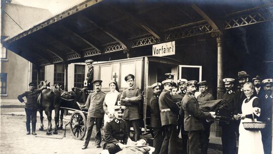 Diese historische Aufnahme zeigt die Ankunft von Kriegsverletzten am Bahnhof Wetzlar. Das Foto wurde vermutlich 1915 aufgenommen