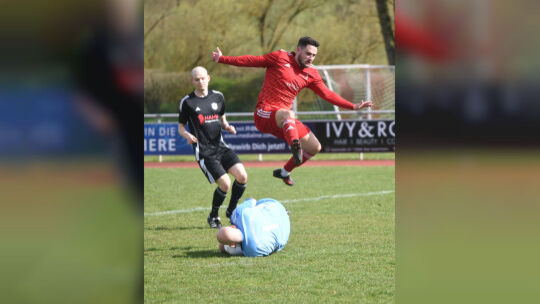 Macht der FC Bad Sobernheim (rote Trikots) am Sonntag große Sprünge, wenn Spitzenreiter SG Soonwald im Staaren gastiert?