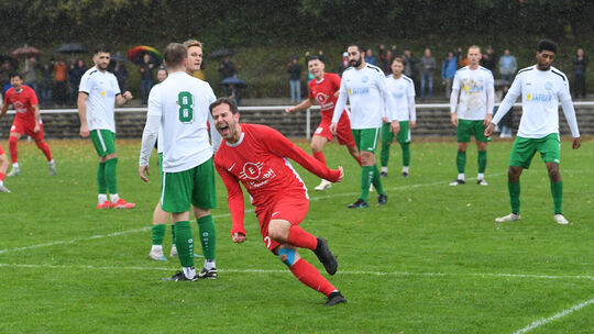 In der Hinrunde setzte sich die SG Augst mit 4:2 gegen den TuS Oberwinter durch. Benedikt Knopp (vorne im roten Trikot) erzielte