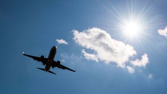 Ein Ferienflieger landet bei Sonnenschein am Flughafen Hannover