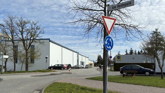 In der Straße „Am Heidepark“ in Boppard-Buchholz haben drei Männer eine junge Frau gegen deren Willen in ihr Auto gezerrt.