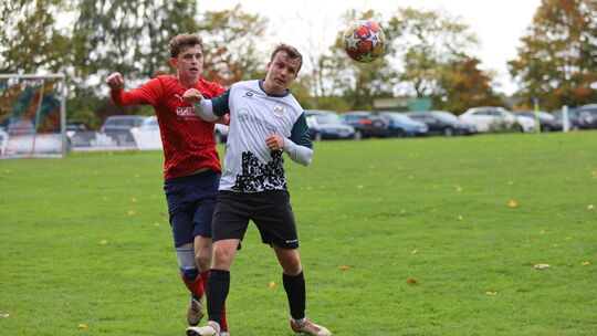 Das Hinspiel gewann die SG Mörschbach (links mit Maxi Elz) mit 2:1 gegen den SV Oberzissen. Am Sonntag (15 Uhr) kommt es in Ober