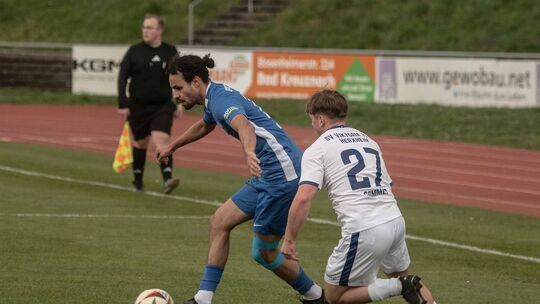 In der Defensive gefordert: Tobias Kreuznacht (blaues Trikot) kommt für einige Positionen bei Eintracht Bad Kreuznach infrage.