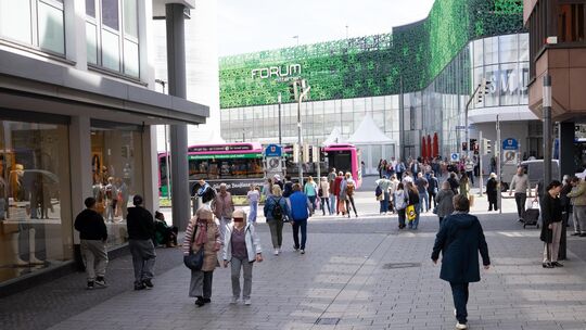 Zwei Männer sind in Koblenz auf dem Weg zum Zentralplatz, als einer von ihnen auf Höhe des C&A (Gebäude links) mit einem Messer